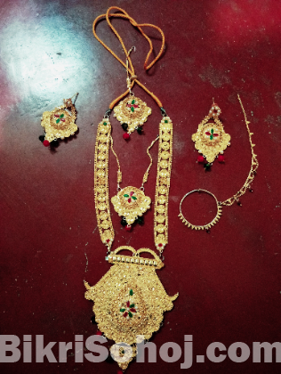 একদম নতুন নেকলেস